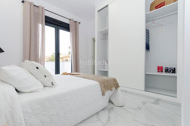 Foto 737361f2-1863-4525-b373-1576ddeb3216. House with parking pool in Zona Carrefour - Urbanizaciones Torrevieja