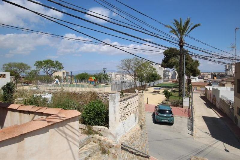 Foto 34927d54-fdef-4a18-a3e1-fd72cbb3a930. Casa adossada a Pueblo Guardamar del Segura