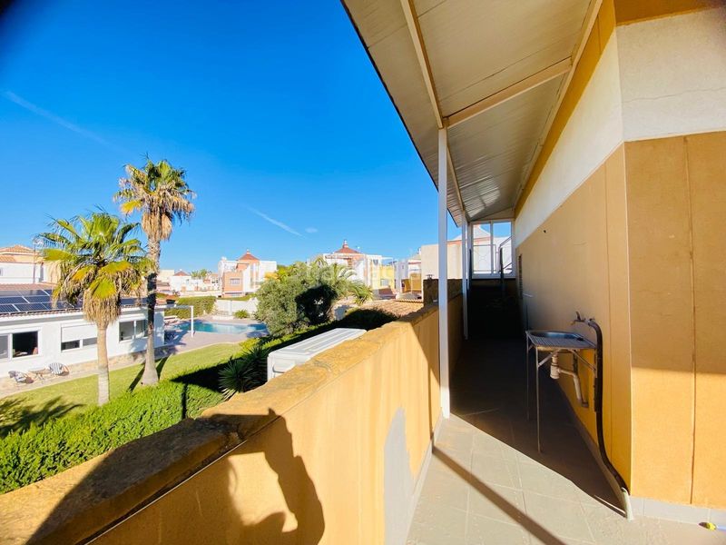 Foto ec50ce9a-898b-49ef-bed5-40bb316d6636. Casa amb piscina a La Florida Orihuela