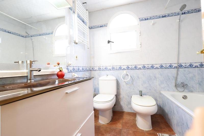 Foto e11ec300-5251-42af-8b21-412bf44299a8. House with parking in La Zenia Orihuela