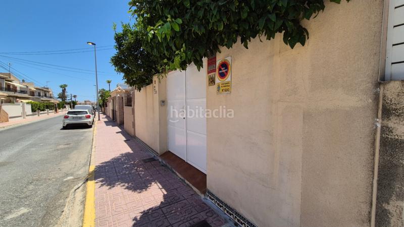 Foto b829bb2c-c8e1-416e-9ca1-01f1b3396d50. Casa adossada a Aguas Nuevas Torrevieja