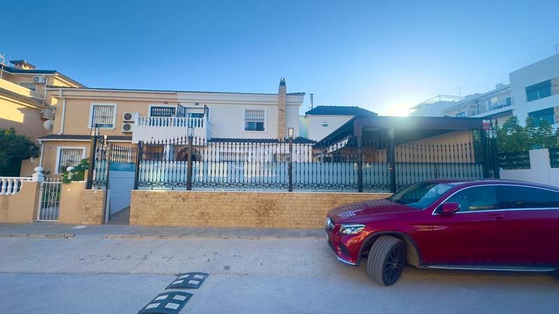 Foto ceded851-a2c5-484a-aadd-2172057f6566. Casa adossada amb piscina a La Zenia Orihuela