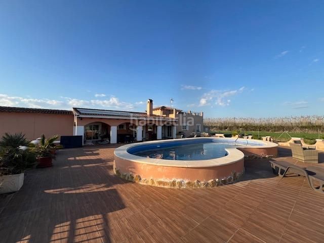Foto 71b77419-9573-4f1c-914b-5bfd06d91f5e. Masia amb piscina a Dolores