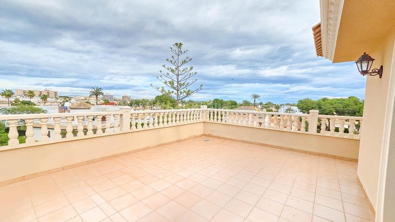 Foto 7038594a-61eb-426e-b4b9-59a1cdc496d4. Casa amb piscina a Cabo Roig Orihuela