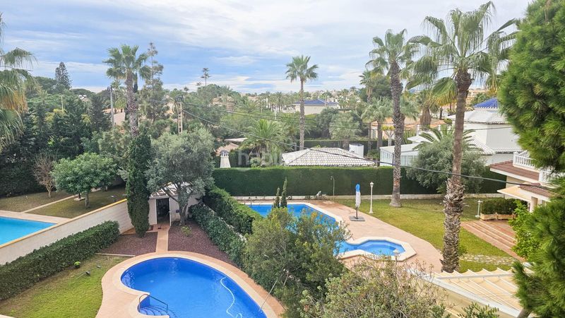 Foto df894b2e-cdeb-41e1-9daf-8a5e19485317. Casa amb piscina a Cabo Roig Orihuela