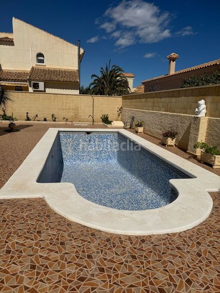 Foto f75e2e44-2ab2-4d57-947d-b2b935e6f83f. Casa amb piscina a La Zenia Orihuela