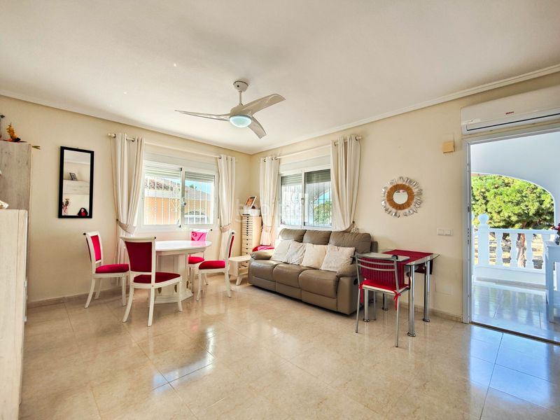 Foto f3ca9a6a-77a2-4960-8b77-72ae928a7f6b. Casa amb aparcament a Rojales