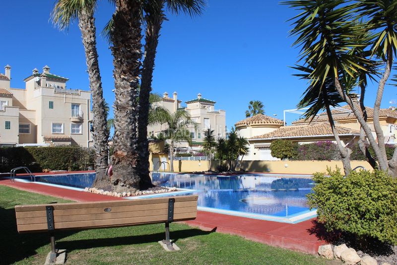 Foto e16559f2-c85e-4938-af51-f83a2b639177. Casa amb aparcament a Los Almendros Orihuela