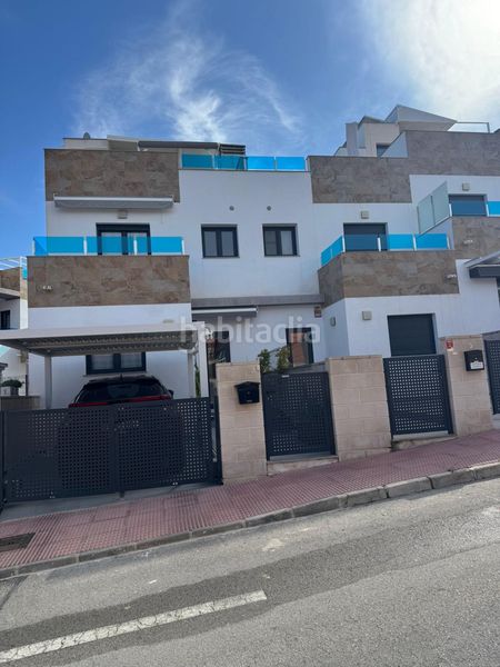Foto a6351076-3c41-413a-9aa8-9b1d57232cd1. Casa adossada a Bigastro