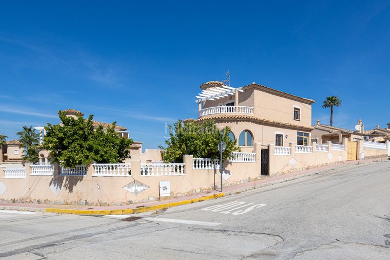 Foto bc481af3-5083-4fe7-a8b5-9c53332f0eea. Casa amb aparcament a Benijófar