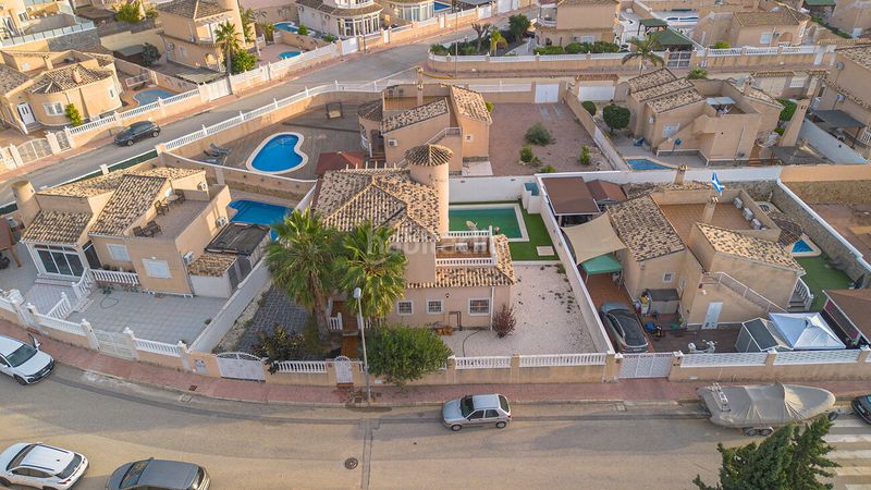 Foto f27b2c59-aebf-401a-bb98-cd33f20de3c3. Casa amb piscina a Almoradí