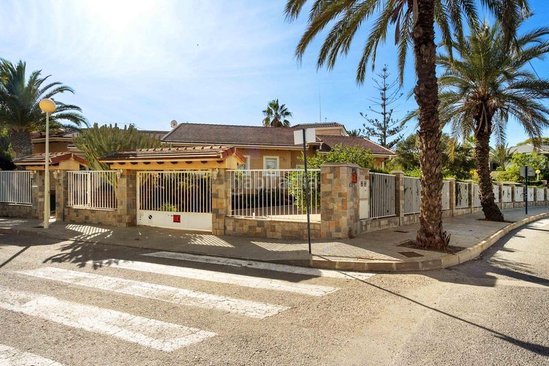 Foto 6f4a5580-27d3-4518-ae43-18534131e938. Casa amb piscina a Cabo Roig Orihuela