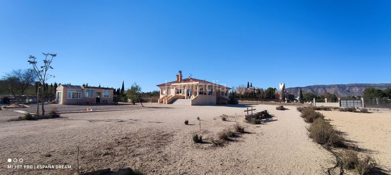 Foto 480fcd28-3ebe-472d-8109-bff3477b0313. Casa amb aparcament a Caudete