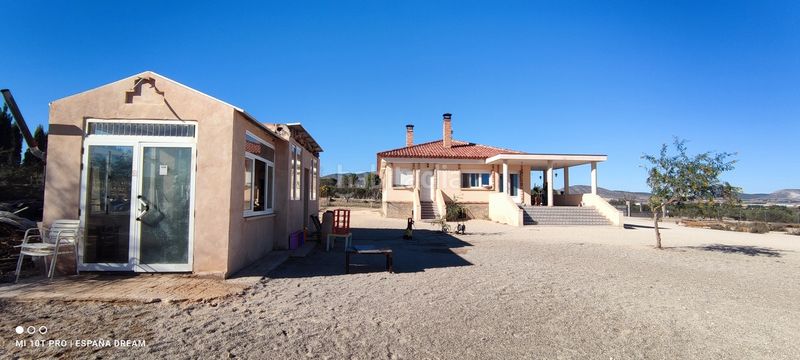 Foto 8ba399bb-7fa6-47cd-b751-7eb74e57a3b3. Casa amb aparcament a Caudete