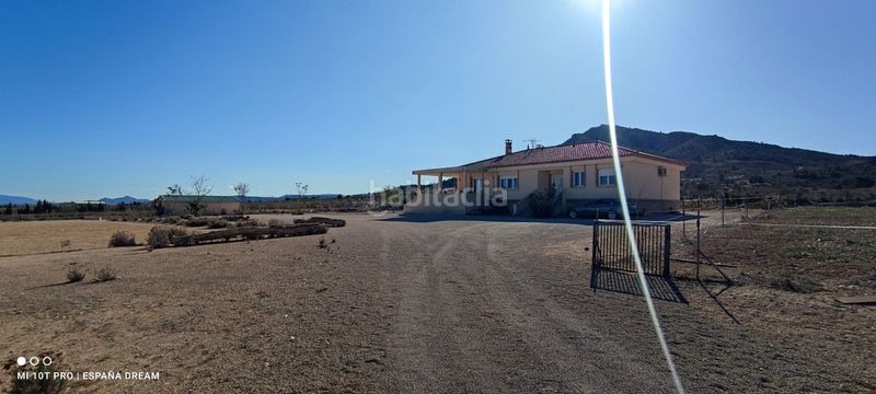 Foto a84dbd95-c48d-4d21-9281-3dd9e521e71e. Casa amb aparcament a Caudete