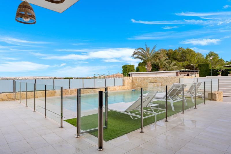 Foto 3685cb91-d4d8-41ba-8c1c-6fb4e7479724. Casa amb piscina a Almoradí