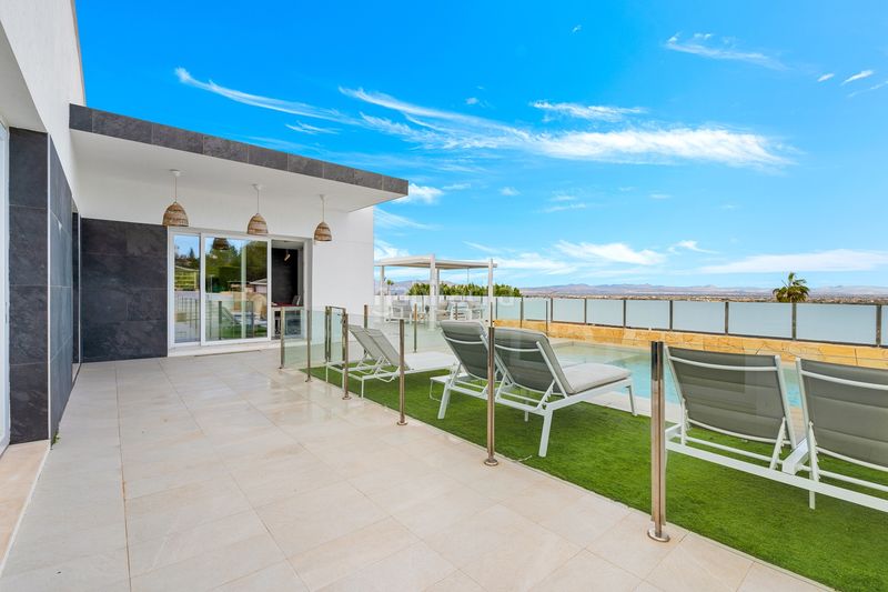 Foto a2606975-07ff-4099-85ed-bc1c34bd42eb. Casa amb piscina a Almoradí