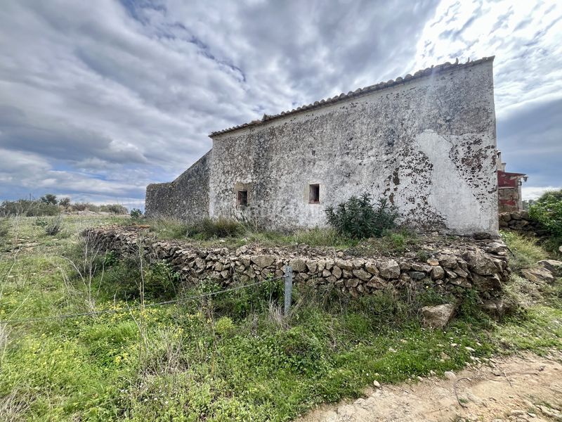Foto be282174-a20d-4d2c-a47d-ea75021e5aca. Masia amb xemeneia a Benissa pueblo Benissa