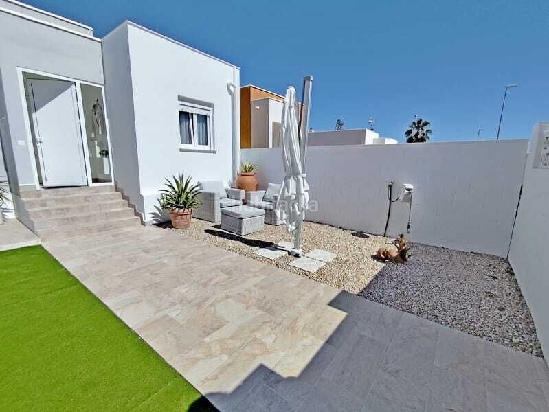 Foto f3766ca2-dcc5-49e5-abea-e1c808462895. Casa adossada a Jerónimo y Avileses Murcia