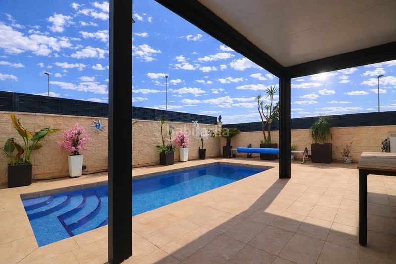 Foto fa0d2724-6594-4c6d-b126-de1617f50b53. Casa amb piscina a Benijófar