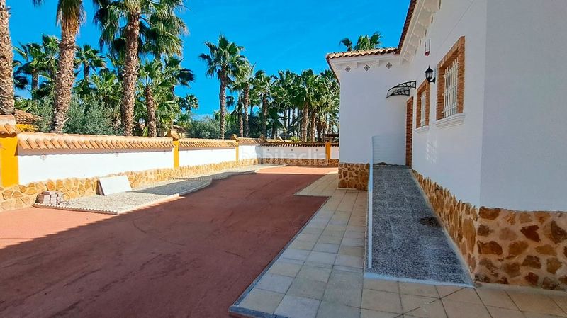 Foto b1a04f93-d657-4352-b0cd-e1504f2b7905. Masia amb aparcament a Catral