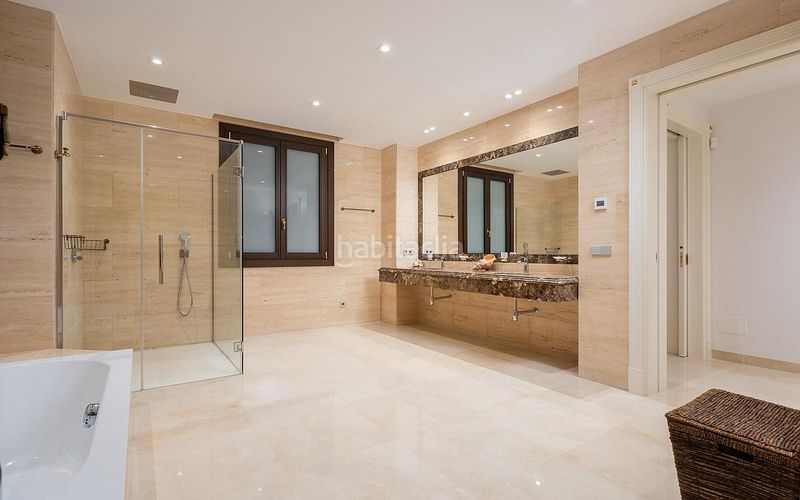 Foto 47a5bec6-96b2-4890-96ad-14fb7a1dfd99. Casa amb aparcament a Centro Estepona