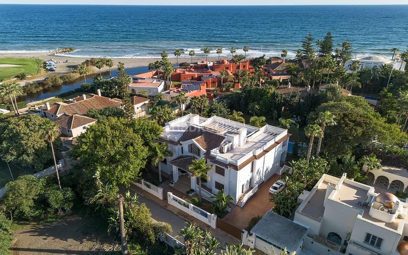 Foto a29e325c-3df0-437f-9cc1-a8a37039d013. Casa amb aparcament a Centro Estepona