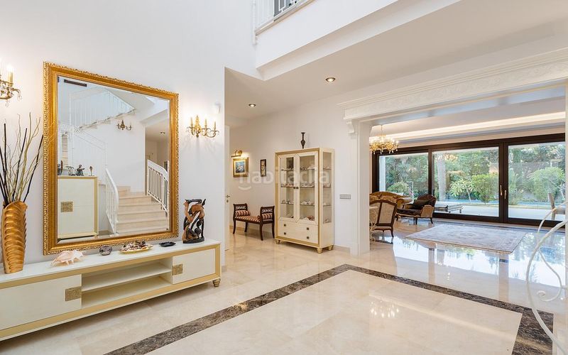 Foto bbe5f294-e0c0-48f7-a44a-0a59ae47c513. Casa amb aparcament a Centro Estepona