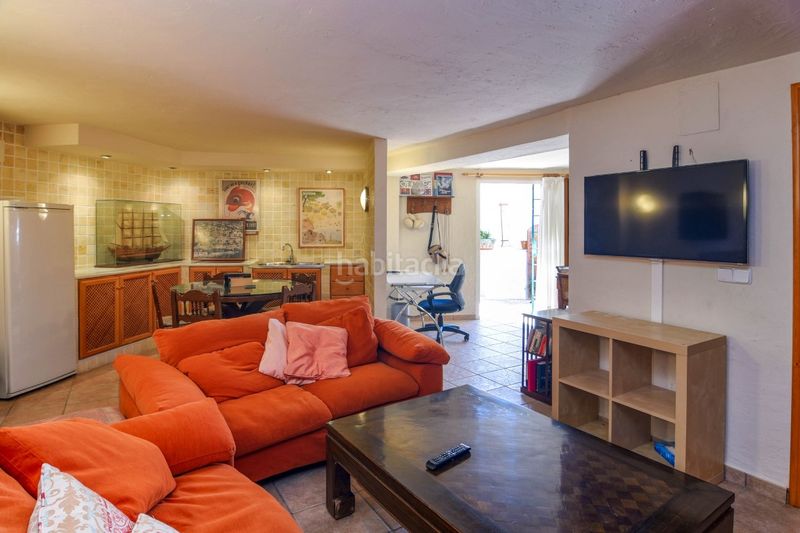 Foto a384e2ee-f130-45fd-b081-30eebf264382. Casa amb aparcament a Centro Pedreguer