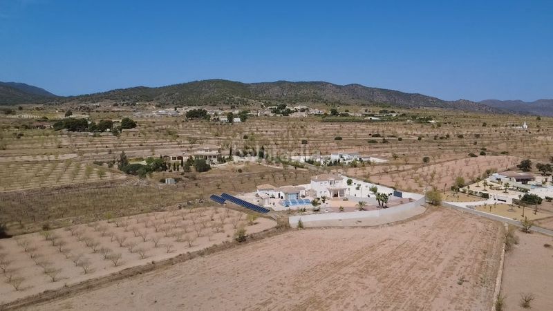 Foto a6b50dea-30c7-43fe-b56d-d1b1dda9b6db. Casa amb aparcament a Pinoso
