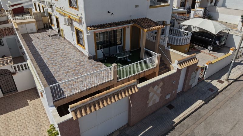 Foto b0e67ed8-1bfc-439e-88a4-a0c5d661c16b. Casa amb aparcament a Playa Flamenca Orihuela