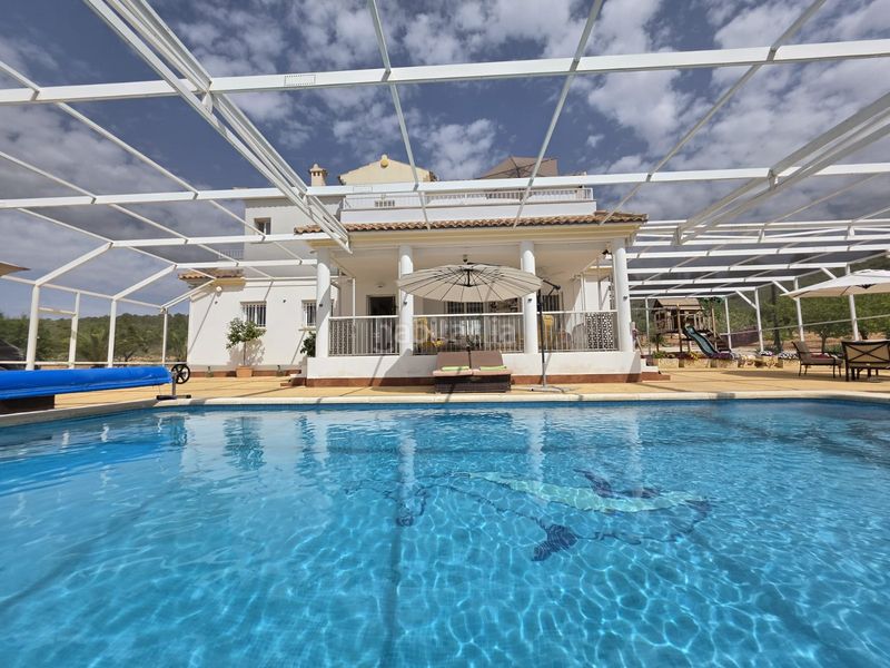 Foto b6a01d9b-83aa-4881-830d-c3973b9f5500. Haus mit parking in Pinoso