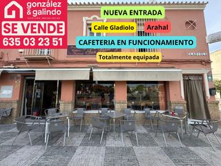 Local commercial à Arahal. Cafeteria en funcionamiento