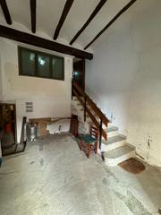 Country house  Raval de montblanc. Casa de poble amb gran terreny al darrere