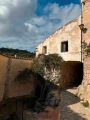 Mas  Carrer del cami de miramar. Casa porxo singular dins el poble de miramar