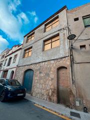 Towny house in Carrer d'anselm clavé 22. Edifici  en obres