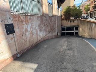 Aparcament cotxe  Carrer de la vallvera 5. Pàrquing ratlla entre pilars