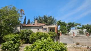 Casa  Camí de masmolets-sud. Masia amb molta terra i horta