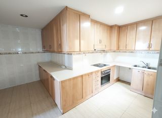 Etagenwohnung  Carrer de manuel de falla. Pis ampli i llumin�s a �ltima planta en venda al centre de salt