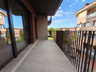 Location Appartement  Carrer joaquim ruyra i oms. Pis d'obra nova de 3 habitacions, pàrquing i traster a montilivi