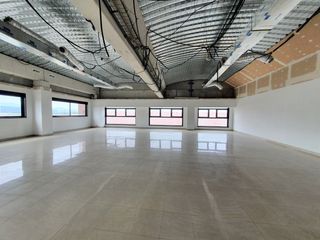 Oficina  C-66. Oficina de 206m2 en venda amb 4 pq i traster a celrà / oficina d