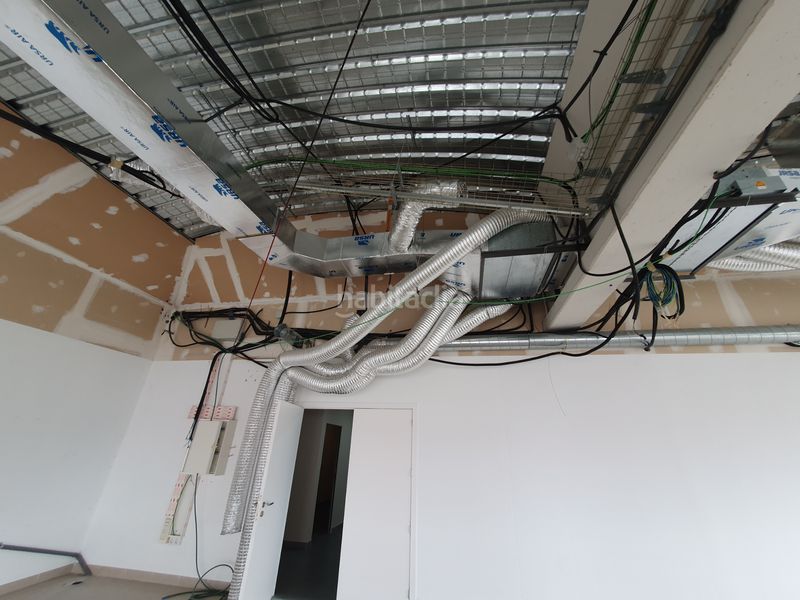 Foto 49f15b56-178d-4787-abb3-f0daba99d14d. Oficina amb aparcament a Celrà