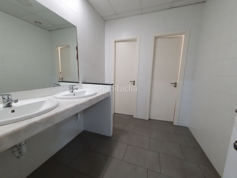 Foto d7fb49ac-c916-4870-9e6b-6fcb2081f6da. Oficina amb aparcament a Celrà