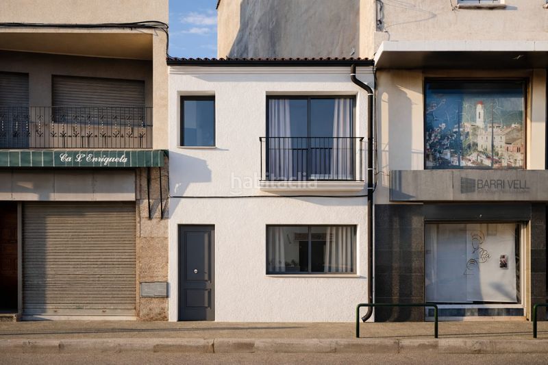 Foto dc56cac9-12af-45d3-9bfe-5e3c1bbb8cba. Casa adossada amb aparcament a Anglès