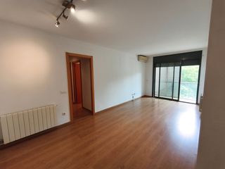 Pis  Carrer de santa eugènia. Fantàstic pis de 3 habitacions amb pàrquing a santa eugènia giro