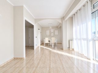 Pis  Carrer de montbò. Amplitud i lluminositat a domeny girona / amplitud y luminosidad