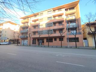 Locale commerciale in Passeig d'olot 106. Local ofiicinaamb terrassa  a psg. d'olo / local oficina con ter