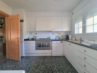 Rent House  Carrer de salvador espriu. Casa familiar amb jardí i garatge a sarrià de dalt – espai, llum