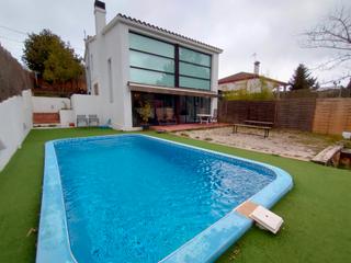 Xalet  Ronda dels avellaners. Xalet en venda en urbanització selva brava llagostera / chalet e