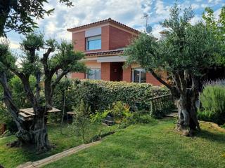 Xalet  Carrer ateneu pi i margall. Espaiosa casa en venda amb jardí a la bisbal d'empordà / amplia